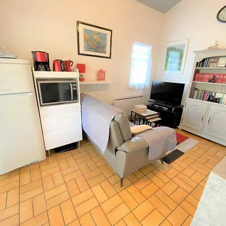 Charmante Maisonnette Avec Jardin, Proche Et Commodités, Sur - Fr-1-22-340 *