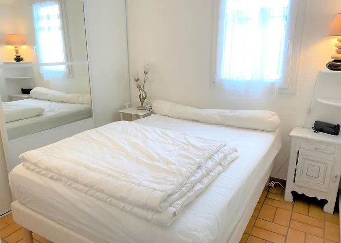 Charmante Maisonnette Avec Jardin, Proche Et Commodités, Sur - Fr-1-22-340 *