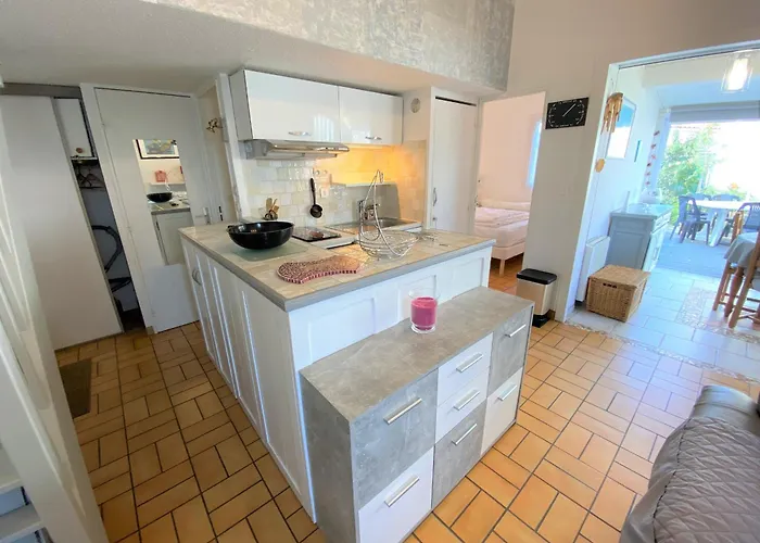 Charmante Maisonnette Avec Jardin, Proche Et Commodités, Sur - Fr-1-22-340